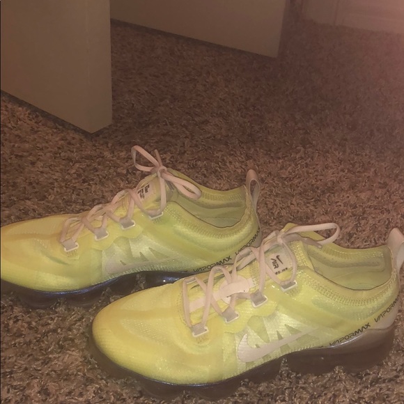 neon yellow vapormax womens